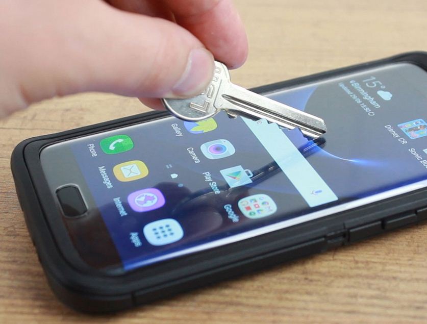 Bất ngờ trước khả năng chống xước của màn hình S7 Edge