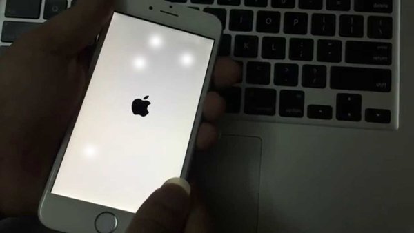 Giải quyết tình trạng màn hình iPhone 7 bị đốm trắng